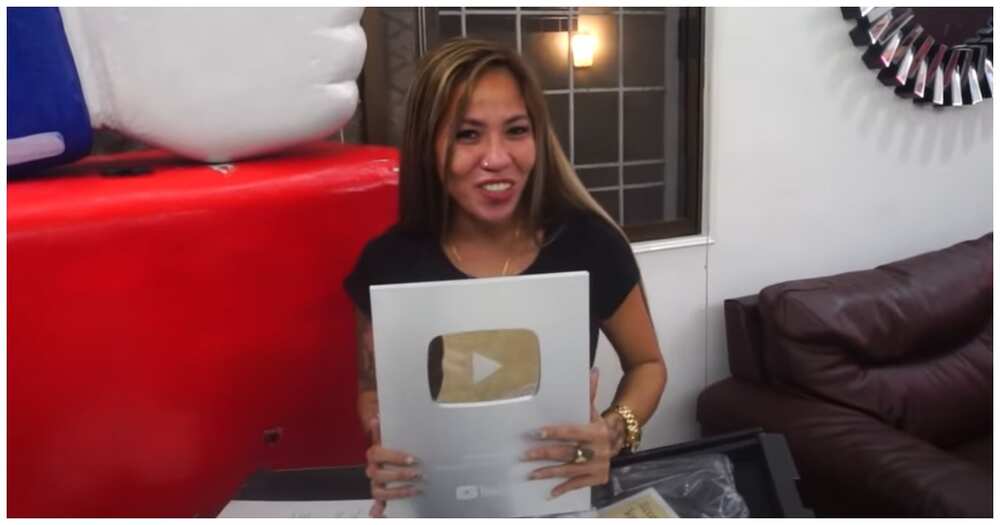 Madam Inutz, emosyonal nang mag-unbox ng kanyang YouTube silver play button
