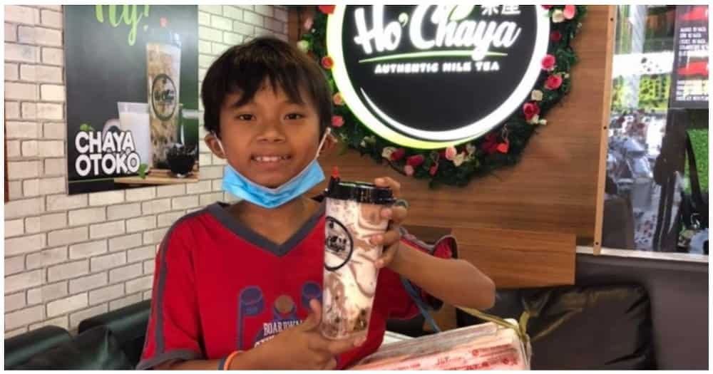 Batang naglalako ng ice candy, hinangaan dahil sa regalong handog para sa ina