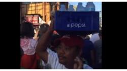 'Sosyal' na bottled water vendor, kinagiliwan ng netizens dahil sa accent nito