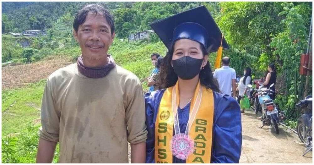 SHS graduate, umantig sa puso ng netizens nang ipagmalaki ang ama SHS graduate, umantig sa puso ng netizens nang ipagmalaki ang ama