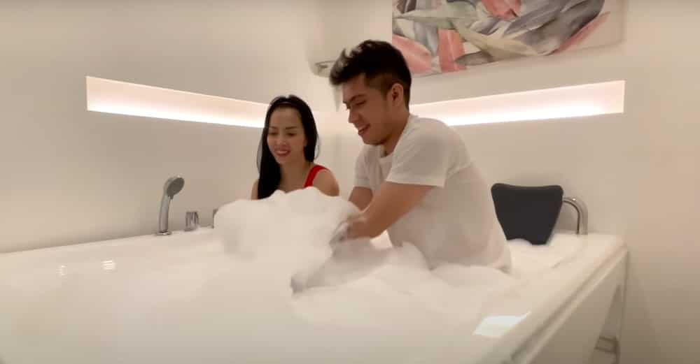 Makagwapo at bagong nobya, naligo sa kanilang hi-tech na Jacuzzi