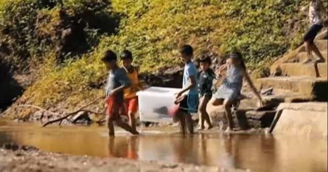 Batang guro! Inspiring story of a 12-year-old boy who uses a raft to teach other kids who doesn't know how to read