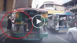 Daring Pinoy snatcher steals smartphone from female jeepney passenger in Manila