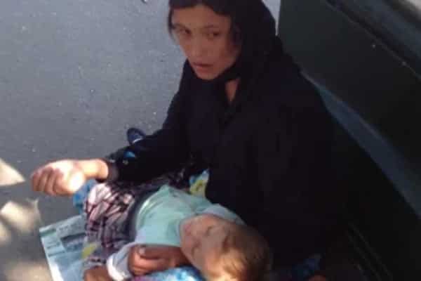 Netizens share a photo of Gypsy beggar with 'sleeping' baby