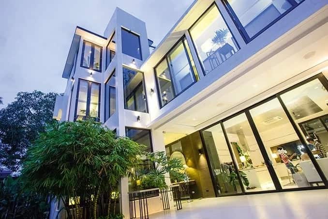 Sila ang totoong yayamanin! Luxurious celebrity homes with elevators