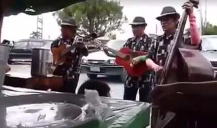 Tagaytay restaurant serenades customers with eating 'Bulalo'