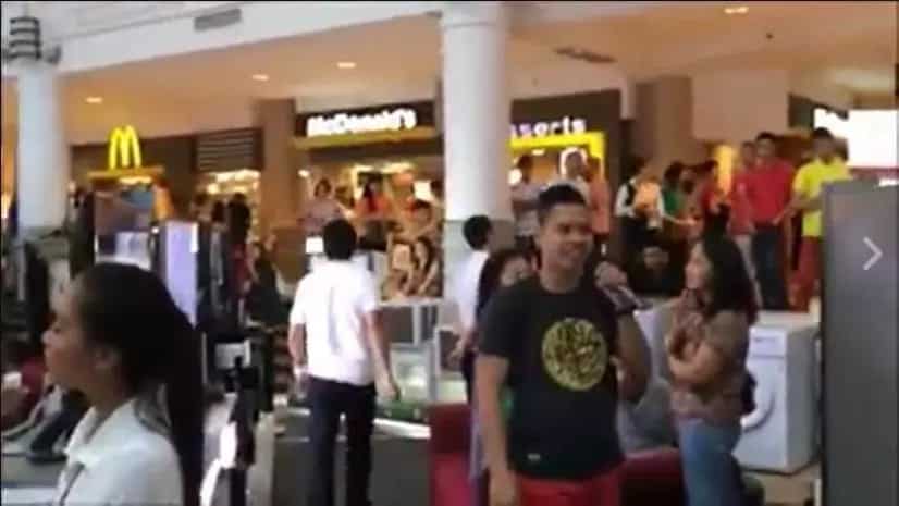 Pinoy “The Prayer” videoke performance video went viral after a netizen uploaded his video