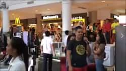 This mall-goer sang "The Prayer". How he sang it will surprise you.