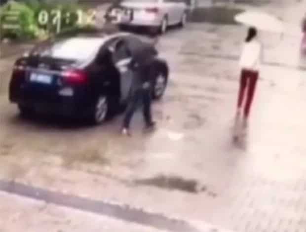 Woman escapes her kidnappers by fighting bravely
