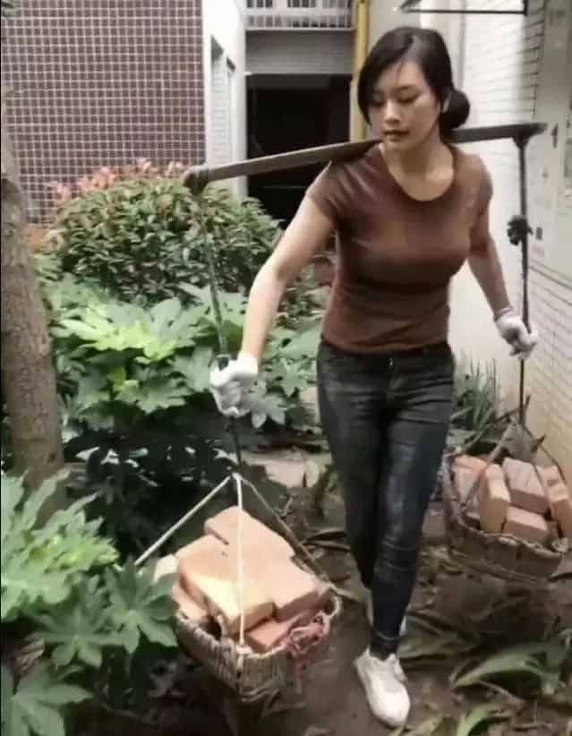 This stunning girl wows netizens by working as a construction worker so that she could help her family