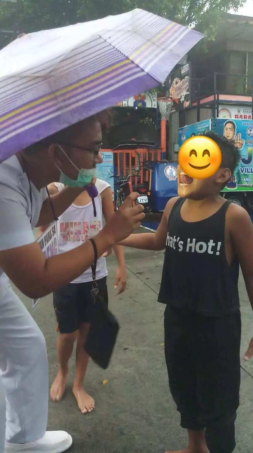 Future dentists wear placards in public offering ‘libre bunot, linis, pasta at pustiso’