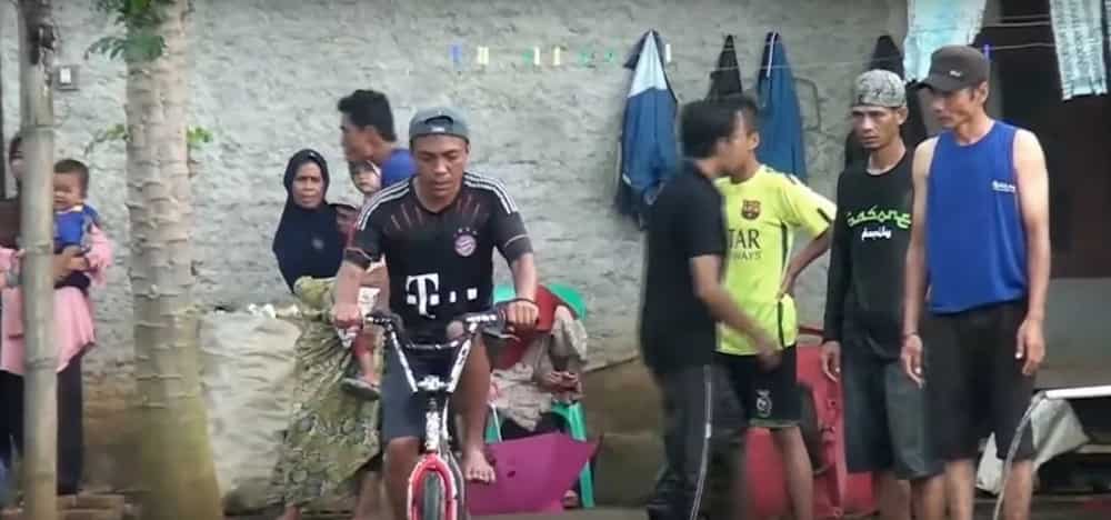 Netizen shares epic video of hilarious bike race