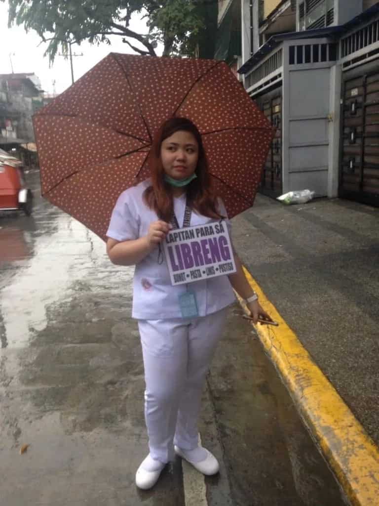 Future dentists wear placards in public offering ‘libre bunot, linis, pasta at pustiso’