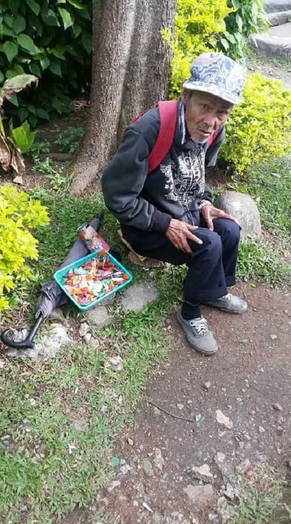Nakaka-iyak! Heartwarming story of an old man who sells candy in Baguio City inspires many people