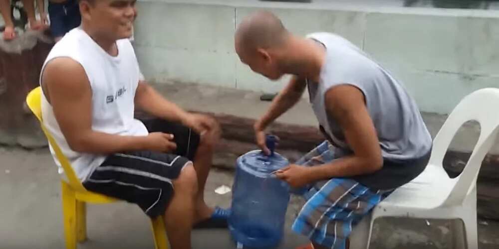 Viral video reveals epic punishment for 'jak en poy' game Viral video reveals epic punishment for 'jak en poy' game