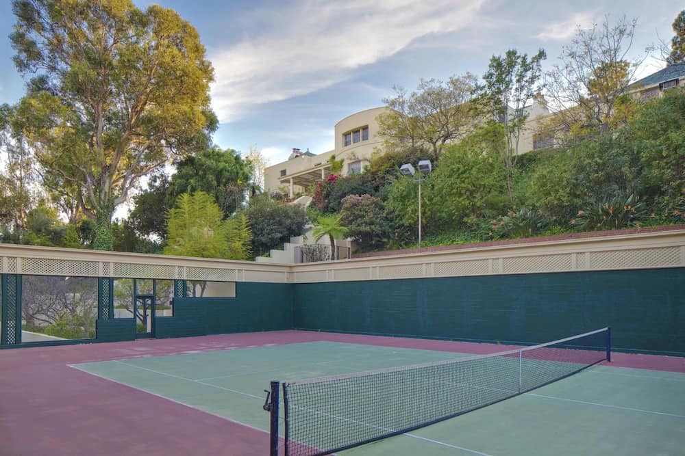 Parang nagpapalit lang ng sapatos! Taylor Swift's $25 Million Beverly Hills Mansion is just one of her many lovely homes