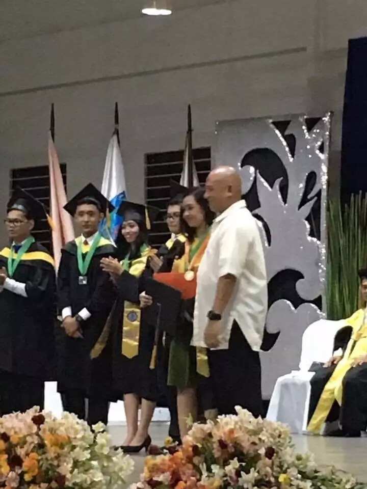Security guard's daughter graduates cumlaude Security guard's daughter graduates cumlaude