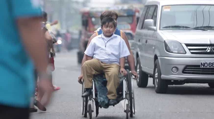 Wheelchair-bound father takes son to school in his wheelchair every day, rain or shine, earns praises and sympathy from netizens