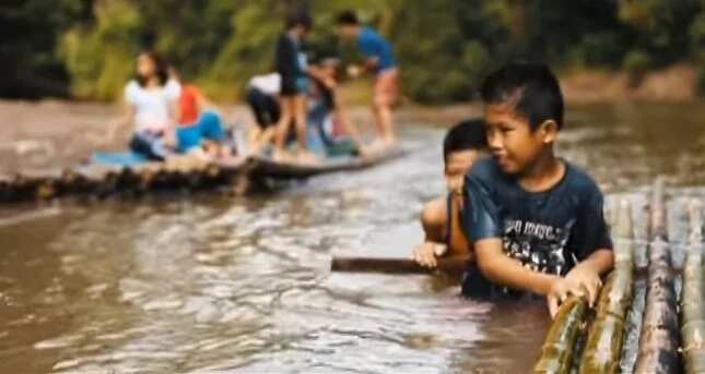 Batang guro! Inspiring story of a 12-year-old boy who uses a raft to teach other kids who doesn't know how to read