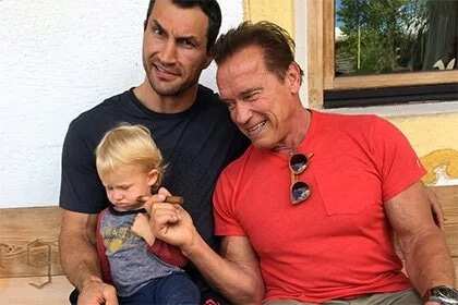 Arnie offers a cuban cigar to Ukrainian Pacquiao's daughter
