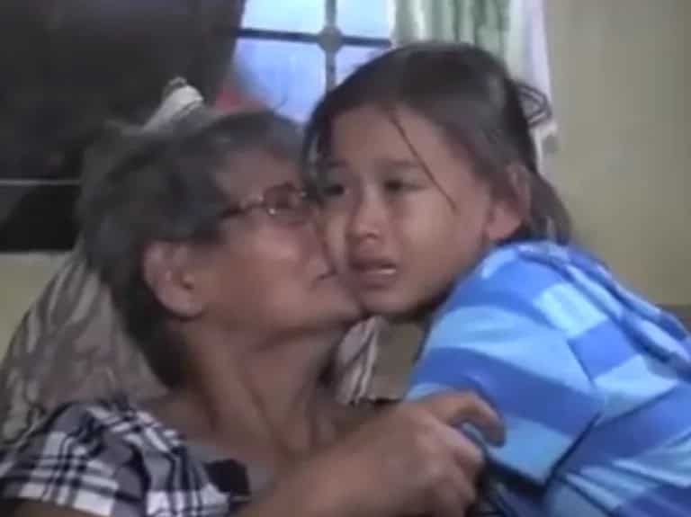 Makabagbag damdamin! Granny faints during an emotional farewell with grandchildren