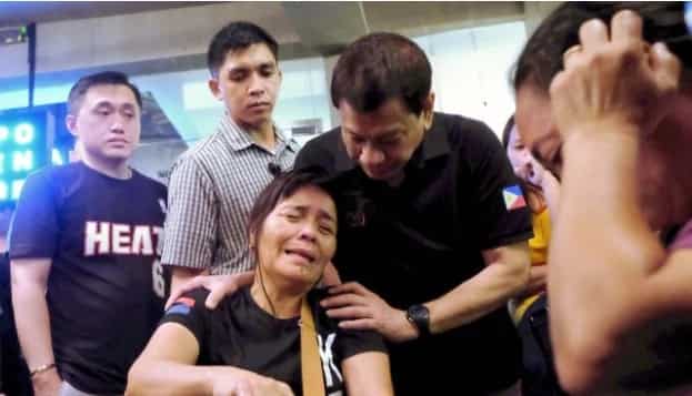 President Duterte comforts the kin of Davao Mall fire victims and even cries with them