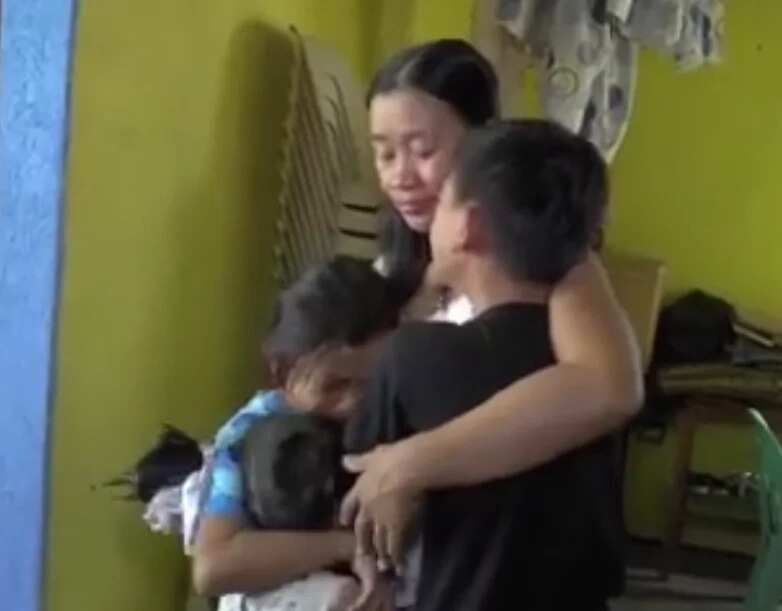 Makabagbag damdamin! Granny faints during an emotional farewell with grandchildren