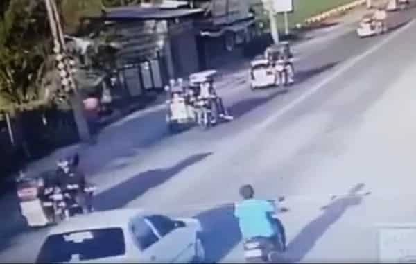 Motorcycle driver causes car crash for abrupt overtake