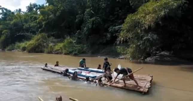 Batang guro! Inspiring story of a 12-year-old boy who uses a raft to teach other kids who doesn't know how to read