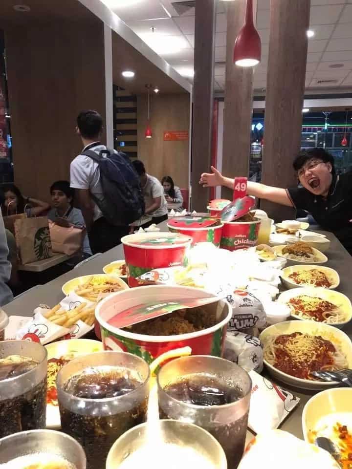 Malaki ang budget nila! Group of friends who purchased every single food on Jollibee's menu wows netizens