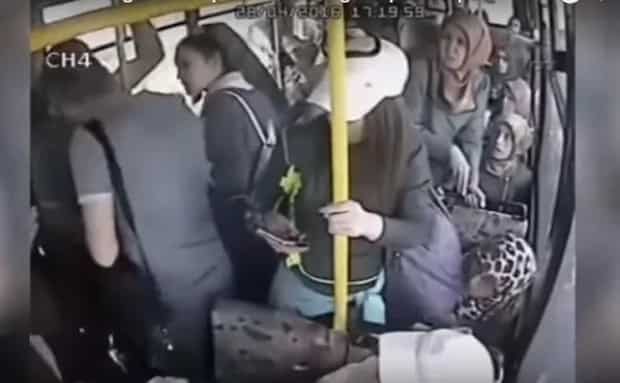 Women slap pervert repeatedly for showing private part on bus