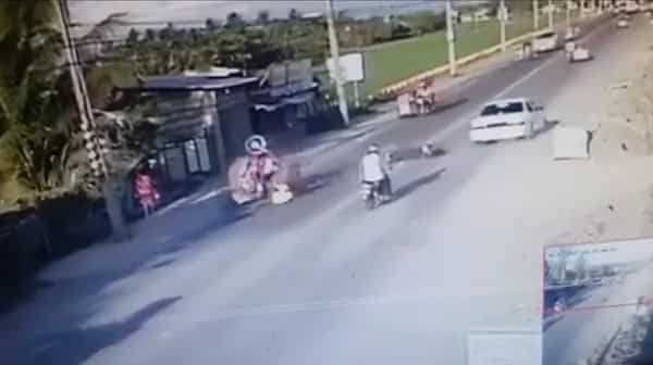 Motorcycle driver causes car crash for abrupt overtake