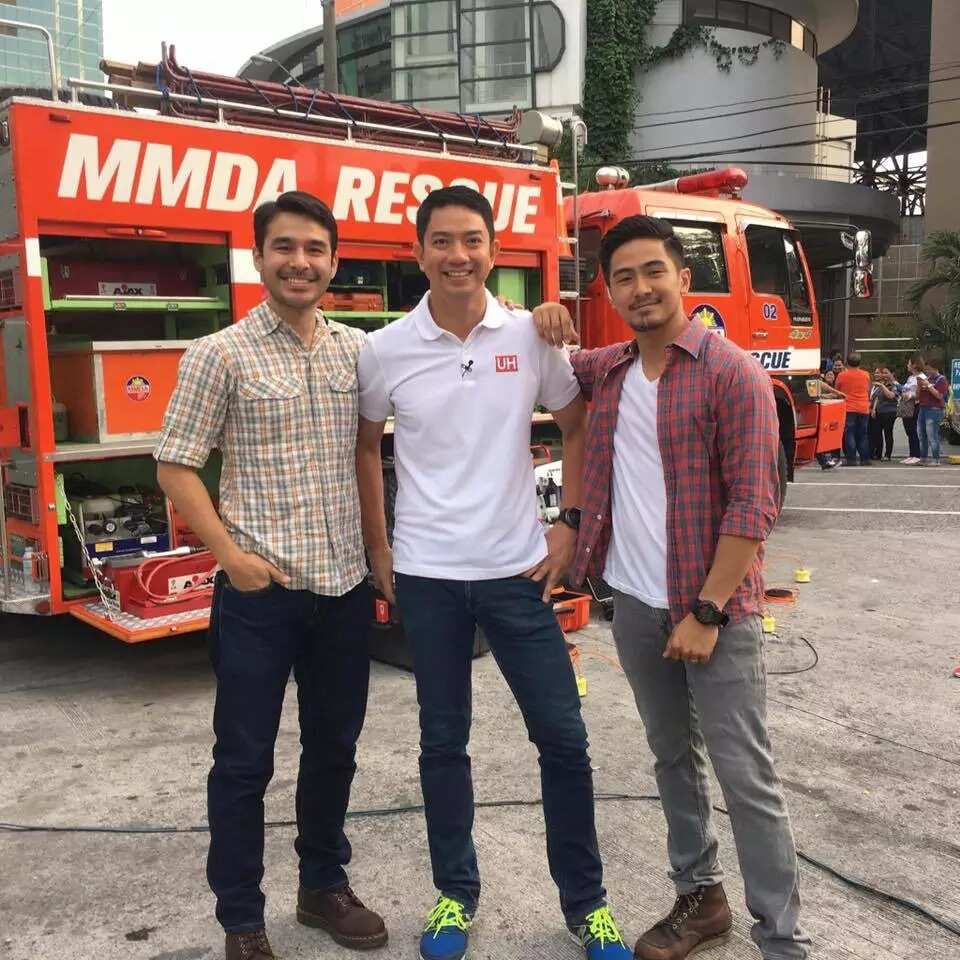 A photo of 3 reporters from different TV networks went viral