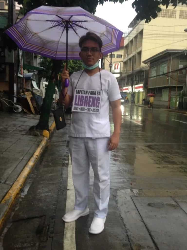 Future dentists wear placards in public offering ‘libre bunot, linis, pasta at pustiso’