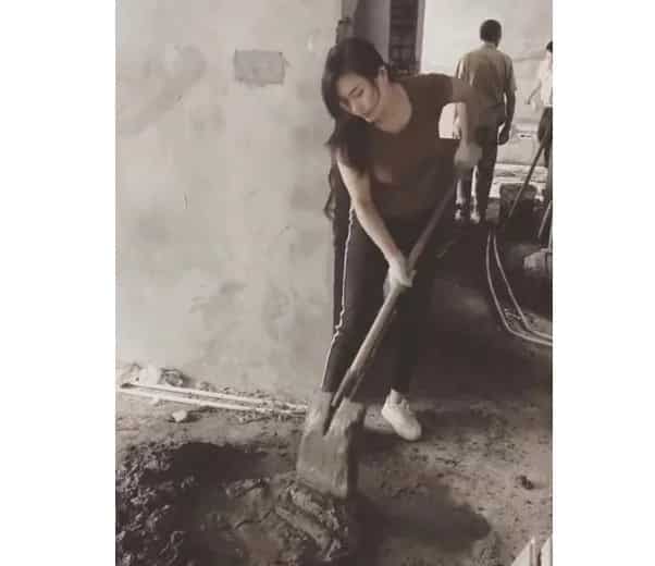 This stunning girl wows netizens by working as a construction worker so that she could help her family