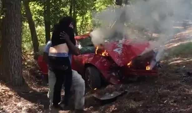 Photographer saves pregnant woman from a burning car