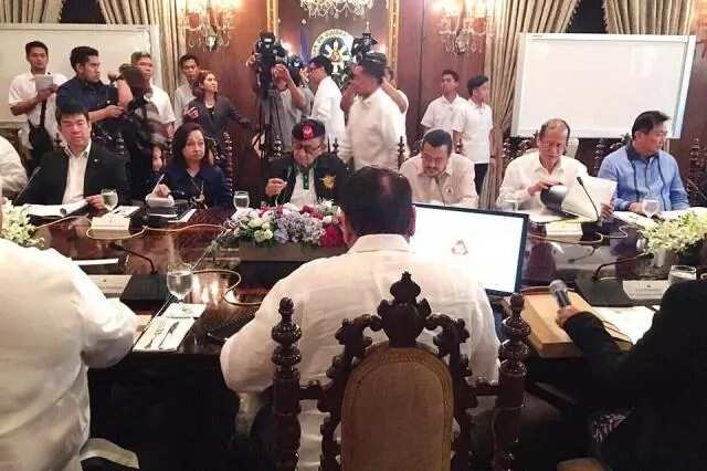 Noynoy Aquino doesn’t shake GMA’s hands at Palace