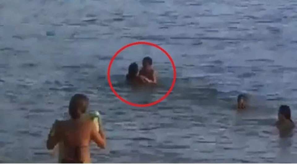 Couple are stuck together while making love in the sea