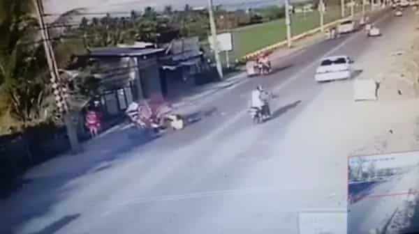 Motorcycle driver causes car crash for abrupt overtake