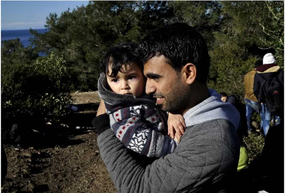Powerful photos of dads caring for their children in times of war
