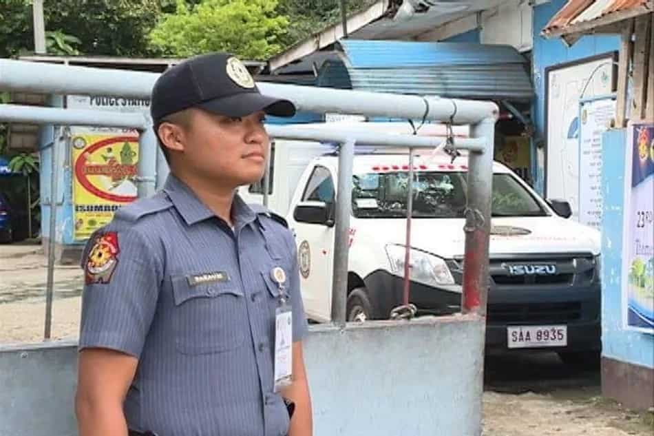 Huwarang pulis! Pinuri ang isang pulis dahil sa pagsasauli ng perang nakita sa ATM