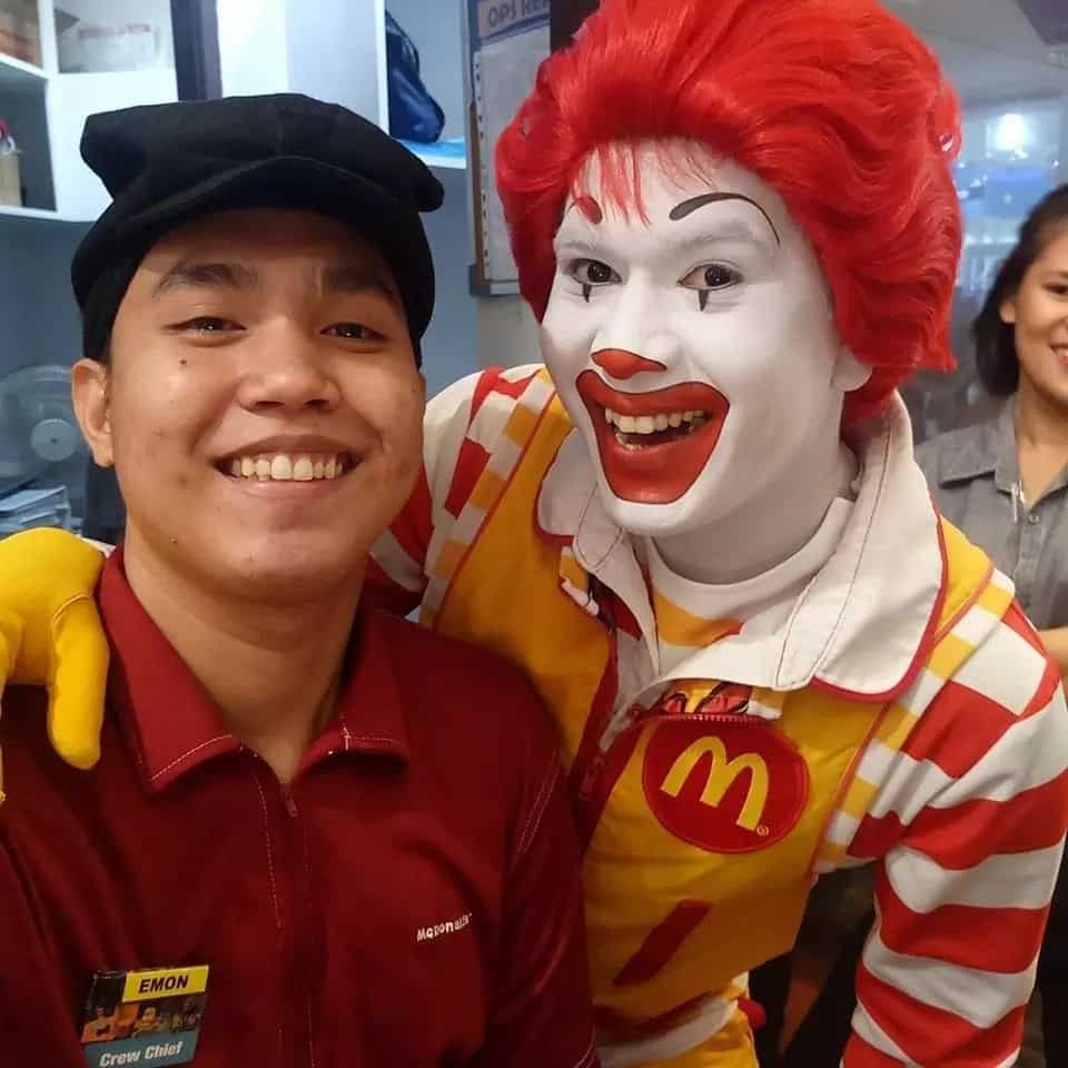 Sipag at tiyaga ang puhunan! Inspiring story of a working student and how he managed to juggle his job and studies Sipag at tiyaga ang puhunan! Inspiring story of a working student and how he managed to juggle his job and studies