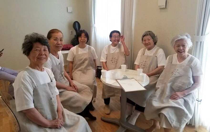 “The Restaurant of Order Mistakes”: Resto hires waiters who are Dementia patients. You never know what you’re getting right when it’s served to you!