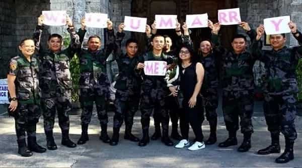 Supportive na mga kaibigan! Cops help friend on marriage proposal in Bacolod