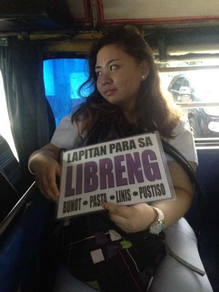 Future dentists wear placards in public offering ‘libre bunot, linis, pasta at pustiso’