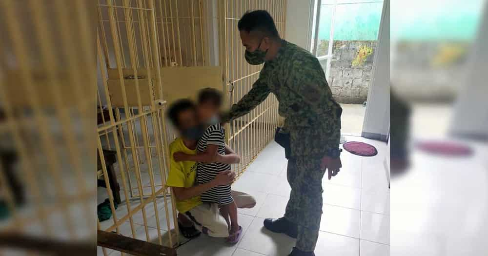 Pulis, nanlambot ang puso sa hiling ng munting bata: "Pwede ko mayakap tatay ko?"