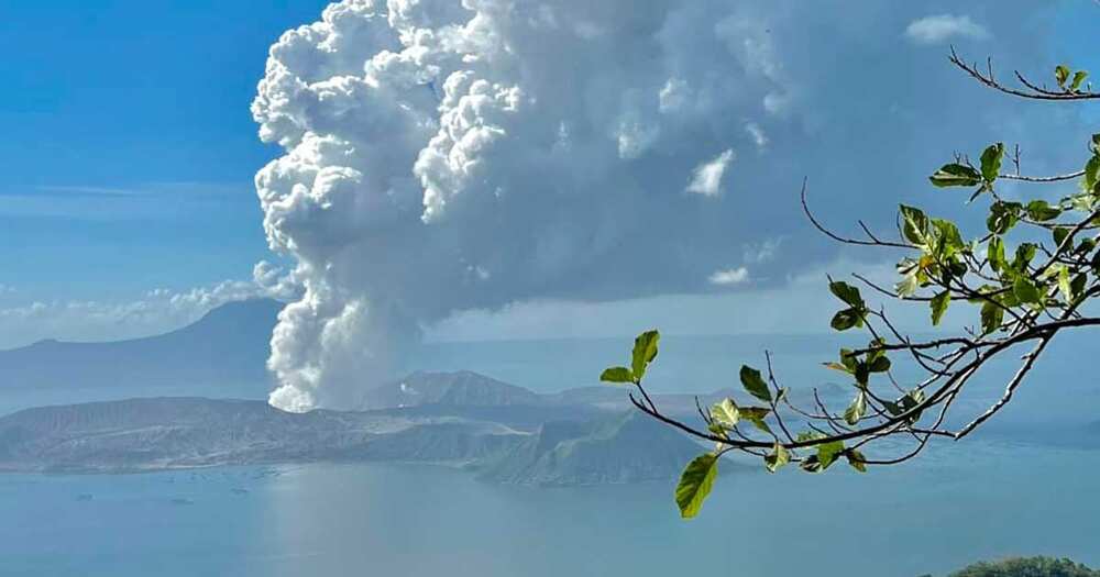 Taal Volcano pumutok Sabado ng umaga; nasa siyam na libong katao, inilikas