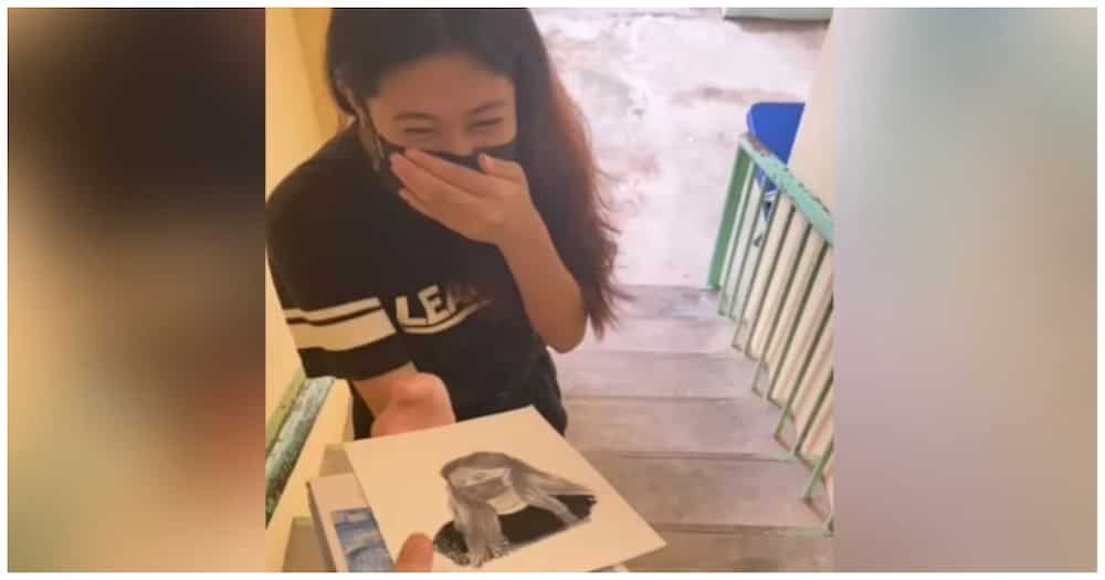 Mahusay na artist, mabilis na naiguhit ang isang babaeng nakatayo lamang sa harap niya Mahusay na artist, mabilis na naiguhit ang isang babaeng nakatayo lamang sa harap niya