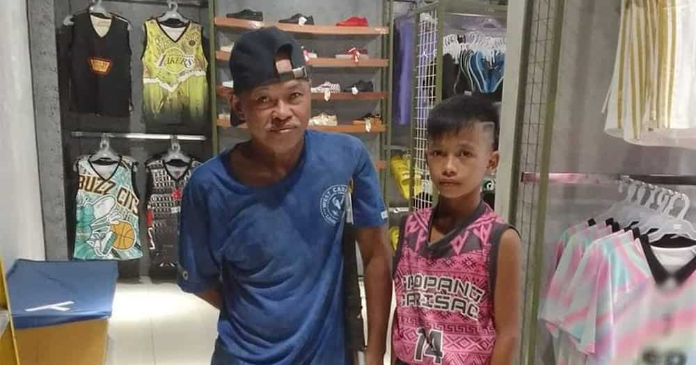 Ama na may kapansanan, sinikap na mabilan ng sapatos ang anak para sa basketball