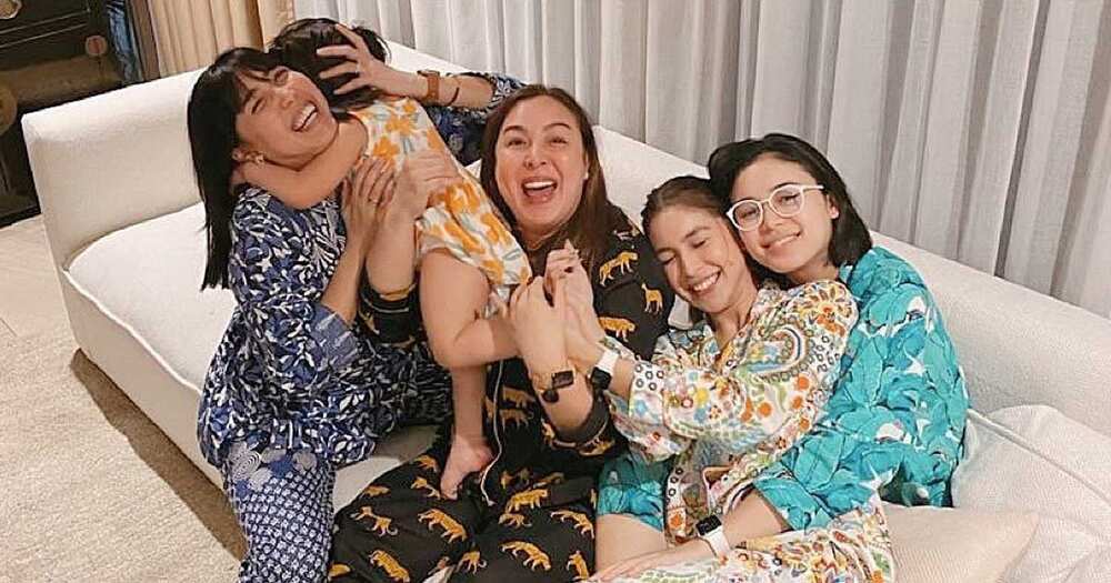 Pic ng Barretto sisters na sina Julia, Claudia, at Dani na nagha-hang out sa hagdan, kinagiliwan ng netizens